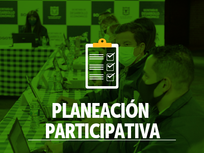 Grupor de personas en mesa de trabajo con portatiles